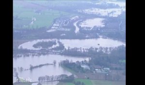 Cameron en visite dans le nord de l'Angleterre inondé