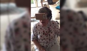 Une grand-mère hilare découvre la réalité virtuelle 