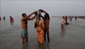 Les pélerins hindous prennent un bain sacré pour Makar Sankranti
