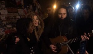 Madonna improvise un mini-concert acoustique en hommage aux victimes