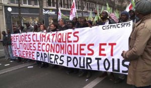 Paris: des centaines de personnes défilent pour les migrants