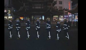 Des pompiers chinois dansent pour sensibiliser aux dangers du feu