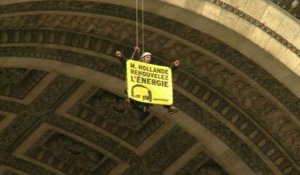 COP21: l'Arc de Triomphe ciblé par Greenpeace