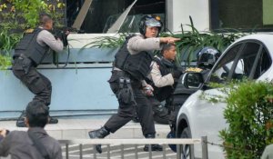Une série d'explosions meurtrières frappe le centre de Jakarta
