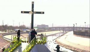 Le pape bénit une croix à la frontière Mexique/Etats-Unis