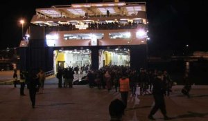 Grèce: Un millier de migrants arrivent au port du Pirée