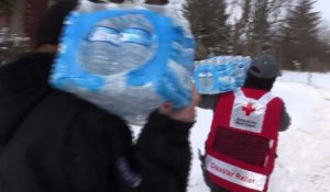 USA: distribution d'eau en bouteille aux habitants de Flint