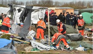 Calais : les baraques de la zone sud de la "jungle" démantelées
