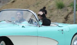 Kendall Jenner fait un tour dans une Corvette de collection