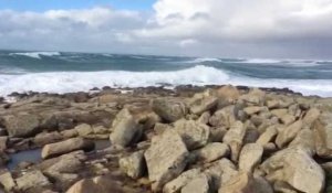 Coup de vent dans le Finistère : la houle à Saint-Guénolé