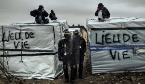 Des pioches, mais pas de bulldozers pour démanteler le camp de Calais
