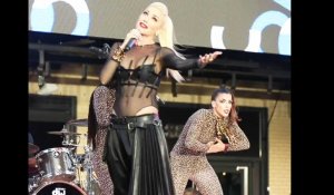 Gwen Stefani : Super sexy lors du show Samsung Galaxy ... Elle en perd son pantalon ?