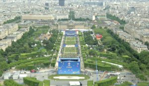 Timelapse : l'arrivée des supporteurs sur le Champ de Mars vue depuis la Tour Eiffel