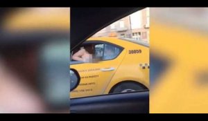 Un couple se fait surprendre en pleins ébats sexuels dans un taxi (vidéo)