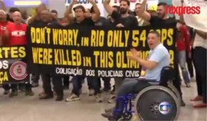 "Bienvenue en enfer!", les policiers manifestent à Rio