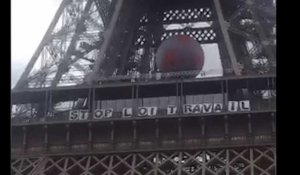 Des banderoles anti-loi travail sur la Tour Eiffel