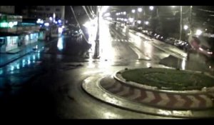 Une voiture s'envole après avoir violemment coupé un rond point (vidéo)