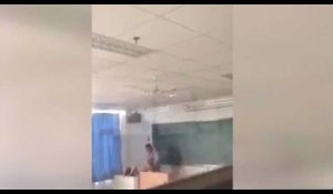 Un professeur se fait surprendre en train de coucher avec une élève dans sa classe (vidéo)