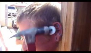 Un homme se fait planter un clou dans l'oreille et gagne 1000 dollars (vidéo)