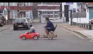 Un enfant ramène son père ivre du pub en le conduisant avec sa voiturette (vidéo)