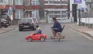 Cet enfant ramène son père ivre dans sa voiture miniature