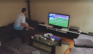 Ce supporter turc pète un plomb pendant un match de l'Euro...