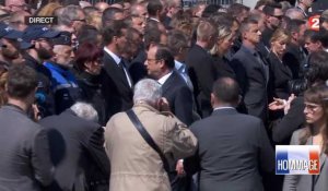 Hommage national aux policiers tués : Un policier refuse de serrer la main de François Hollande et Manuel Valls