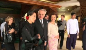 Jean-Marc Ayrault rencontre Aung San Suu Kyi en Birmanie