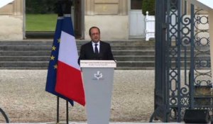 Policiers: Hollande rend hommage à "deux héros du quotidien"