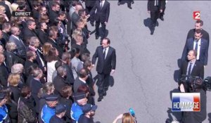Un policier refuse de serrer la main de F. Hollande et M. Valls