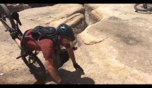 Un cycliste fait une terrible chute au bord d'une falaise mais survit (vidéo)