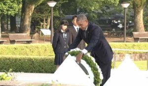 Hiroshima : Barack Obama dépose une couronne de fleurs au mémorial de la paix