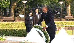Obama dépose une couronne de fleurs à Hiroshima