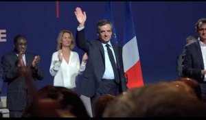 Au meeting de Fillon, ses militants lui chantent "Joyeux anniversaire"