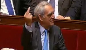 Le célèbre doigt d'honneur d'Henri Emmanuelli à François Fillon en 2011