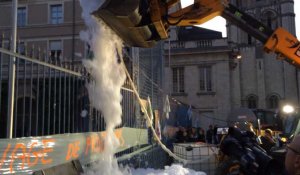 Les agriculteurs lessivent la préfecture