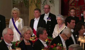 La reine d'Angleterre salue le courage du président colombien