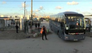Mineurs de l'ex-"Jungle" de Calais: départ du premier bus