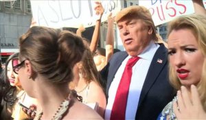 Un faux Trump entouré de filles en maillot à New York