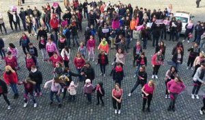 Flash mob de l'institu provincial Charles Deliège pour le cancer du sein