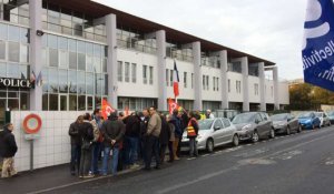 La  CGT manifeste devant le commissariat 