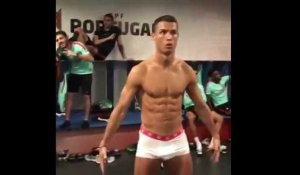 Cristiano RONALDO en slip dans le Mannequin Challenge du Portugal