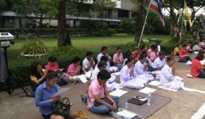 Bangkok: foule en prière pour le roi de Thaïlande