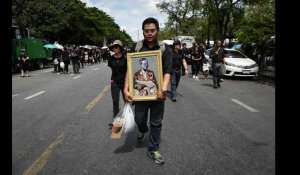 A Bangkok, des milliers de Thaïlandais rendent hommage au défunt roi