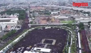 En Thaïlande, 150 000 personnes chantent pour leur roi défunt