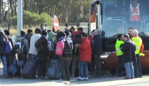 50 mineurs restés près de la "Jungle" quittent Calais vendredi