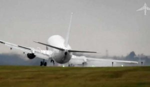 Un avion frôle le crash lors de son atterrissage - ZAPPING ACTU HEBDO DU 15/10/2016