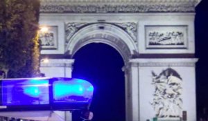 Manifestation surprise de policiers sur les Champs-Elysées