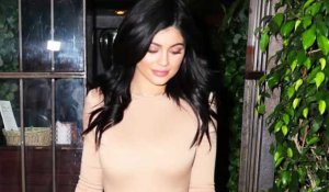 Kylie Jenner est sublime dans un body couleur chair et une jupe transparente