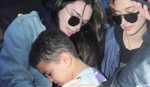 Kendall Jenner réconforte un petit garçon